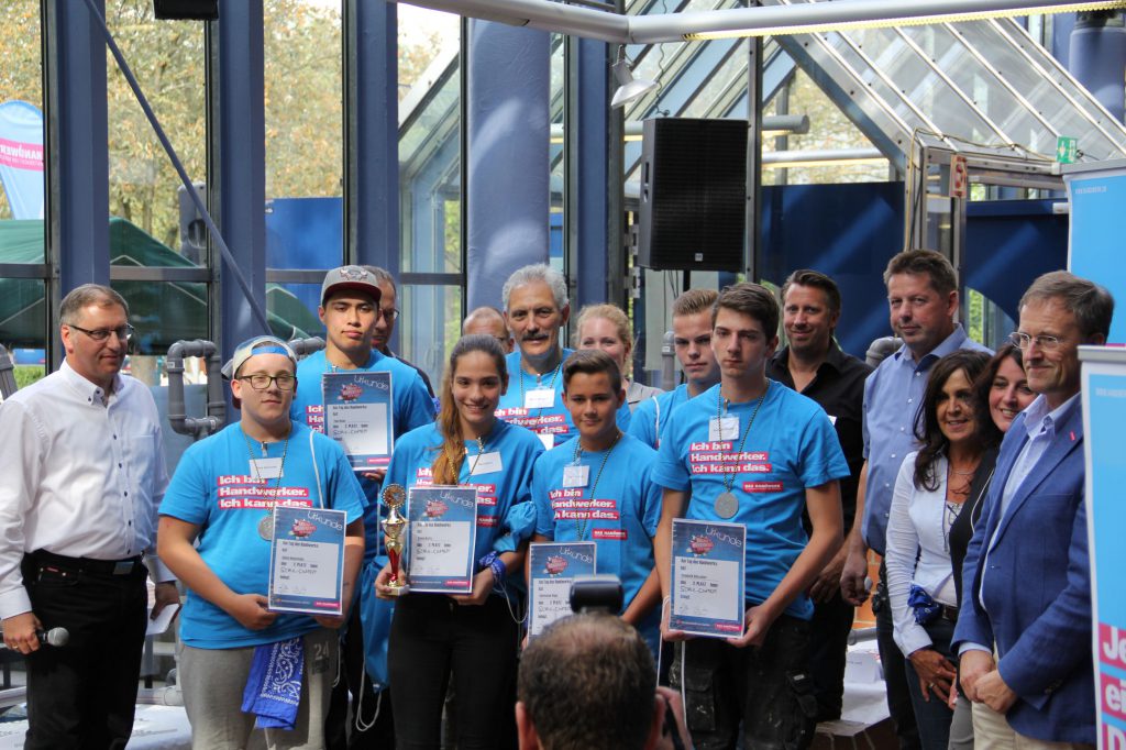 Schüler und Schülerinnen der Willy-Brandt-Gesamtschule gewinnen den 2. Platz beim Schul-Contest der Handwerkskammer